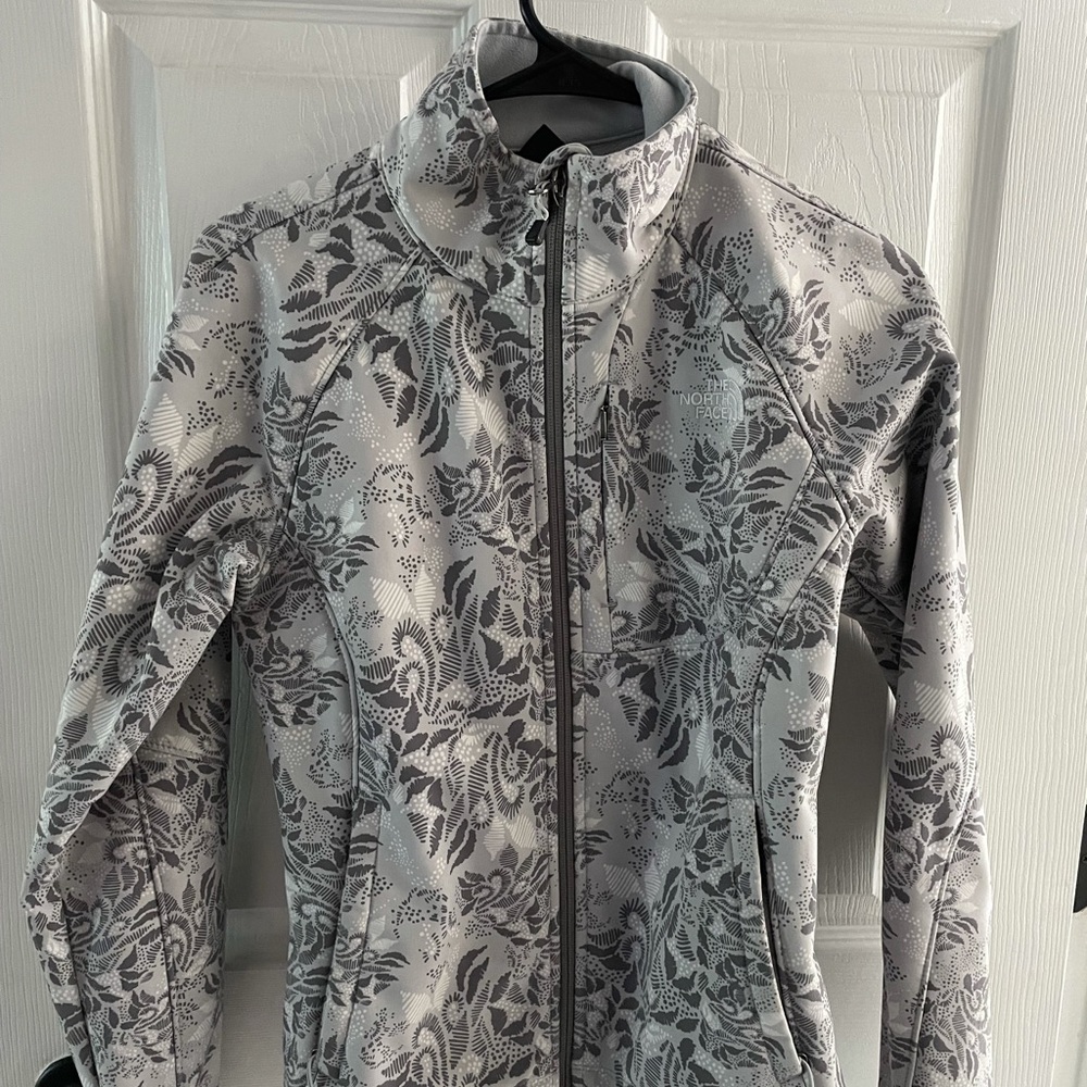 Women’s  extra small north face soft shell jacket